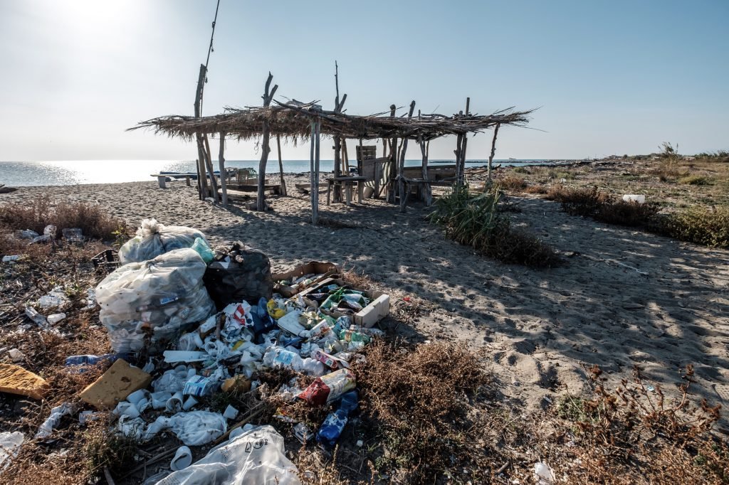 Un osservatorio sulla Spiaggia dei Variconi, fra i rifiuti