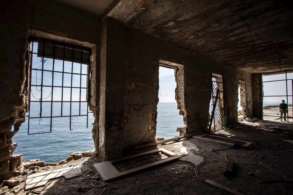 Palazzo abbandonato sul mare, Napoli