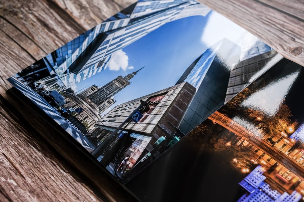 fotolibro su sfondo ligneo
